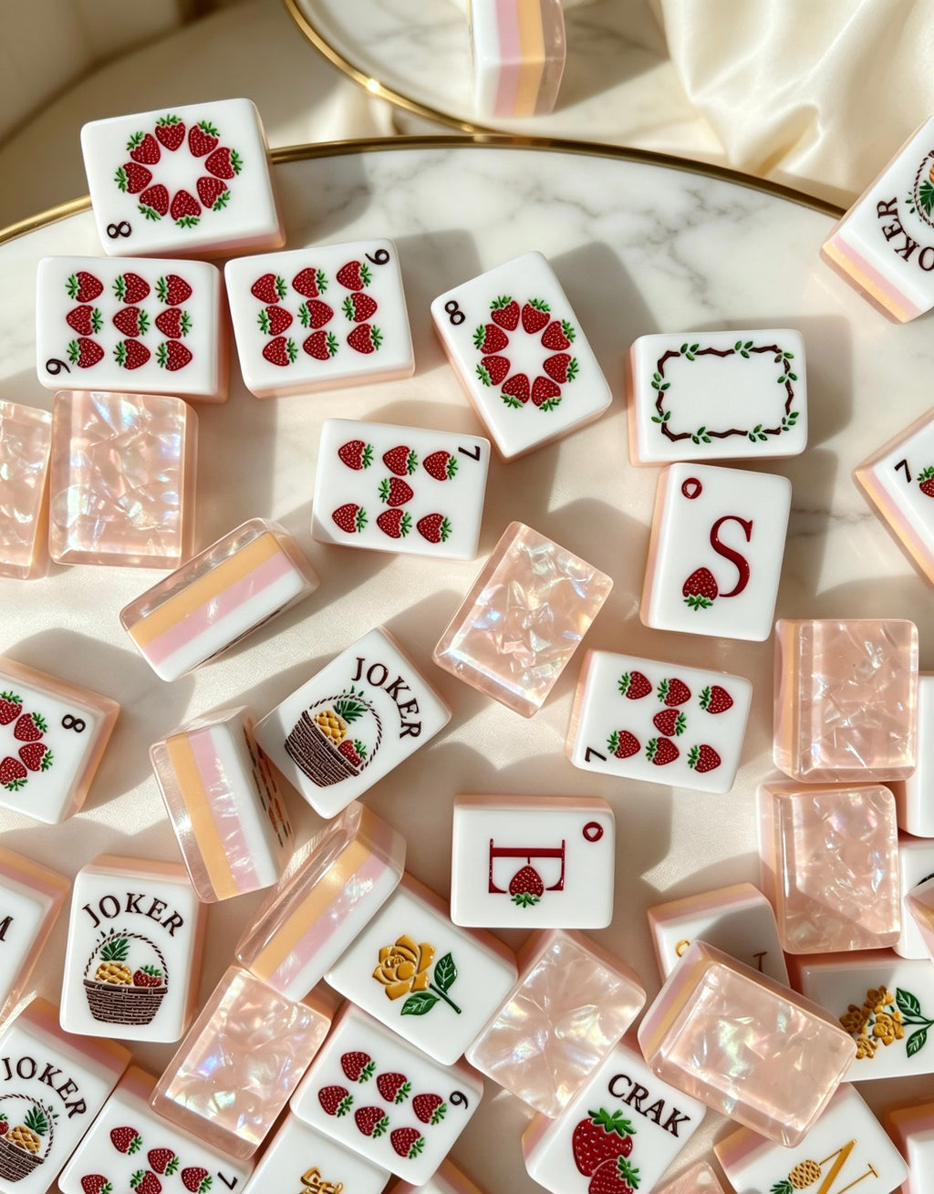 MAHORA Fruity Sparkle: Strawberry, wind and joker faces among peach tile backs