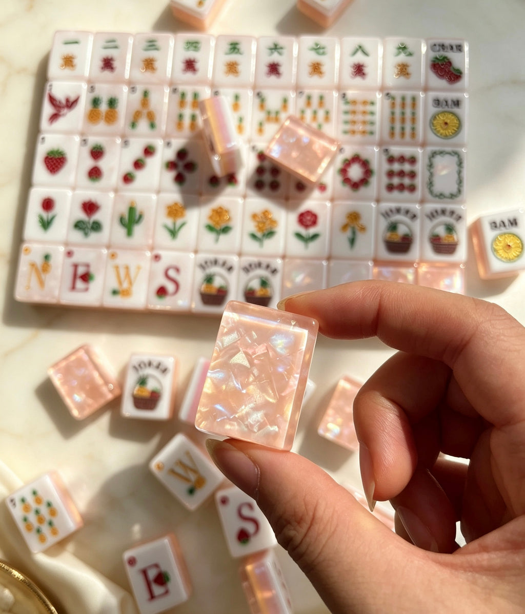 MAHORA Fruity Sparkle: Hand holding a shimmering tile back in front of displayed faces