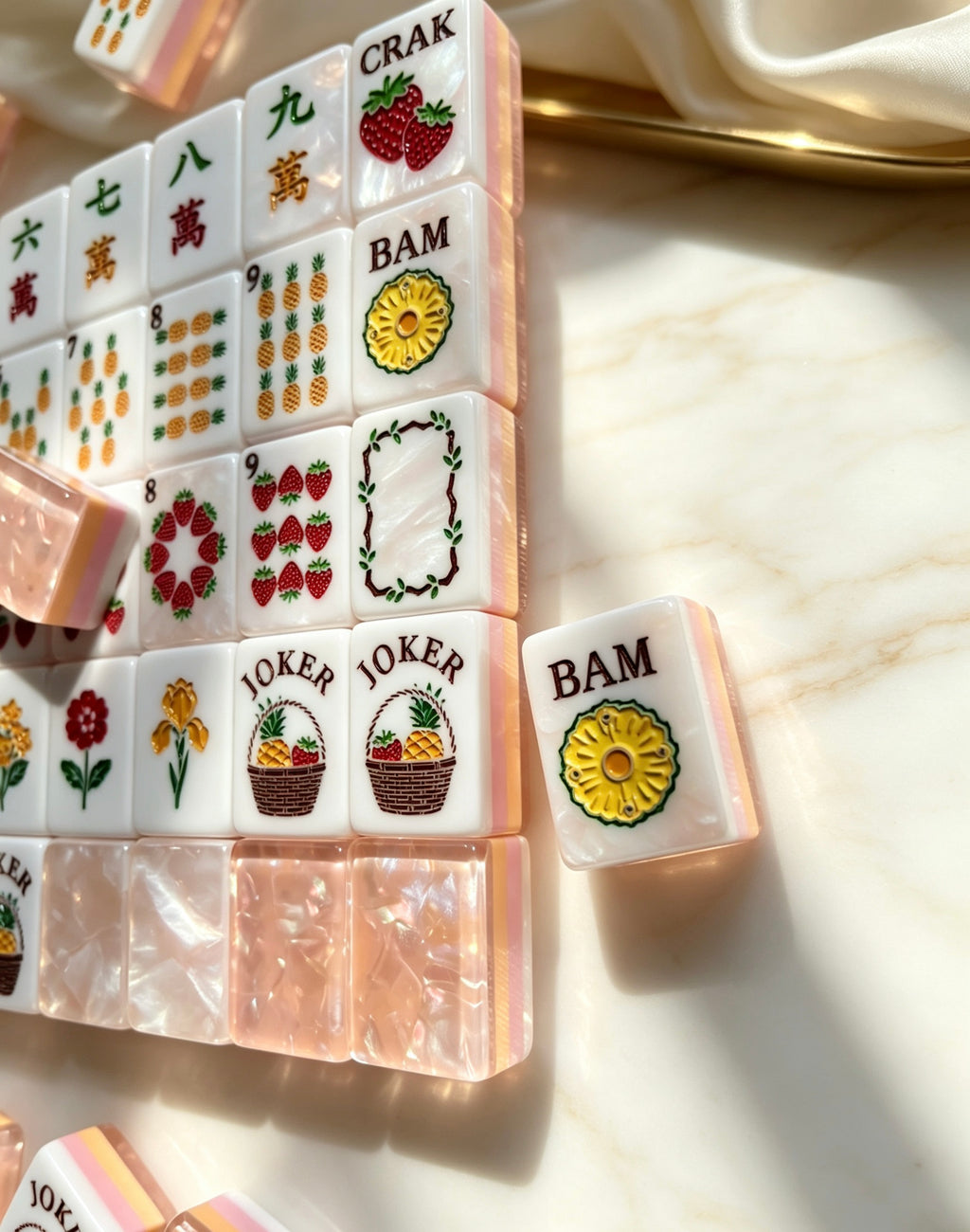 MAHORA Fruity Sparkle: Close-up of fruit, flower and joker faces