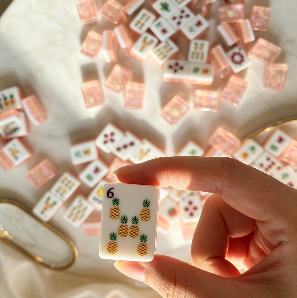 MAHORA Fruity Sparkle: Hand holding a six-pineapple tile face