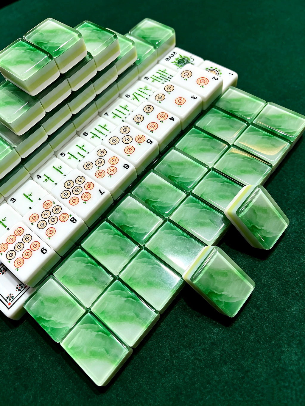 MAHORA Emerald: Rows of white faces surrounded by green marbled backs