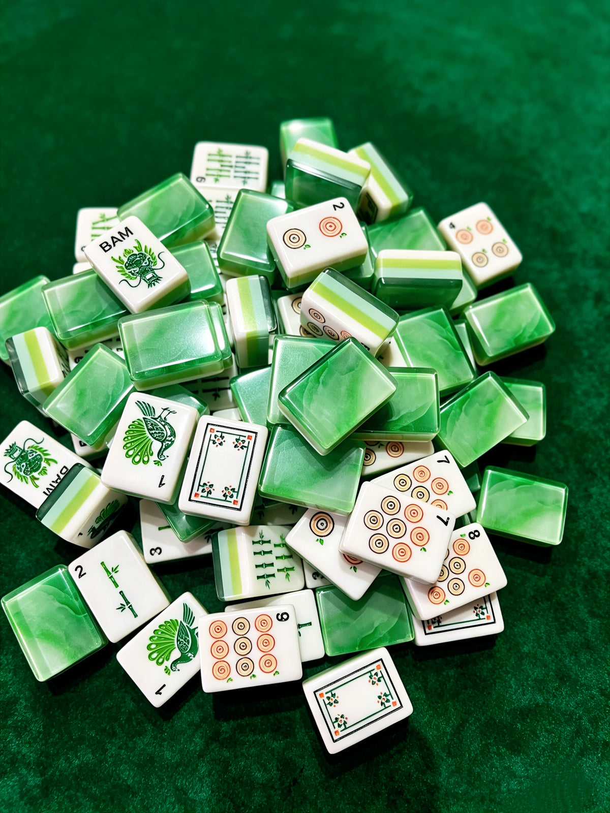 MAHORA Emerald: Scattered green marbled tiles on a green tabletop
