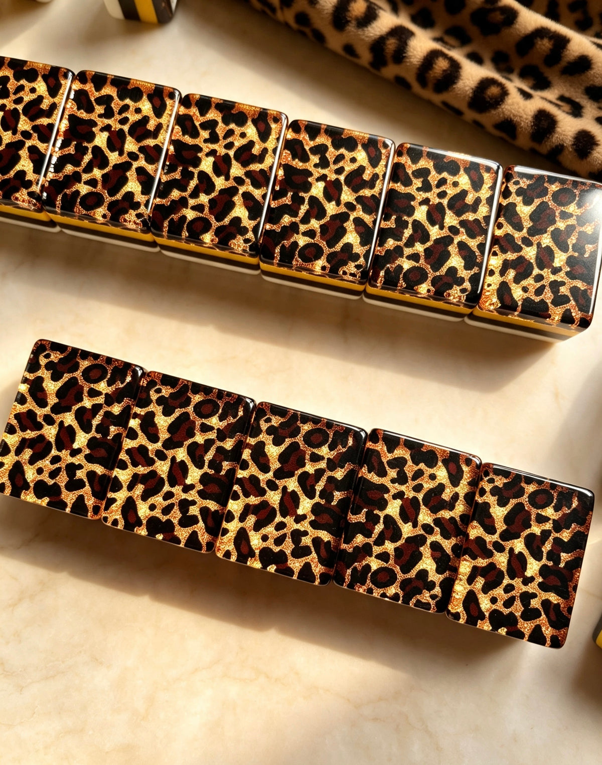 MAHORA Leopard Print: Two rows of leopard-pattern tile backs